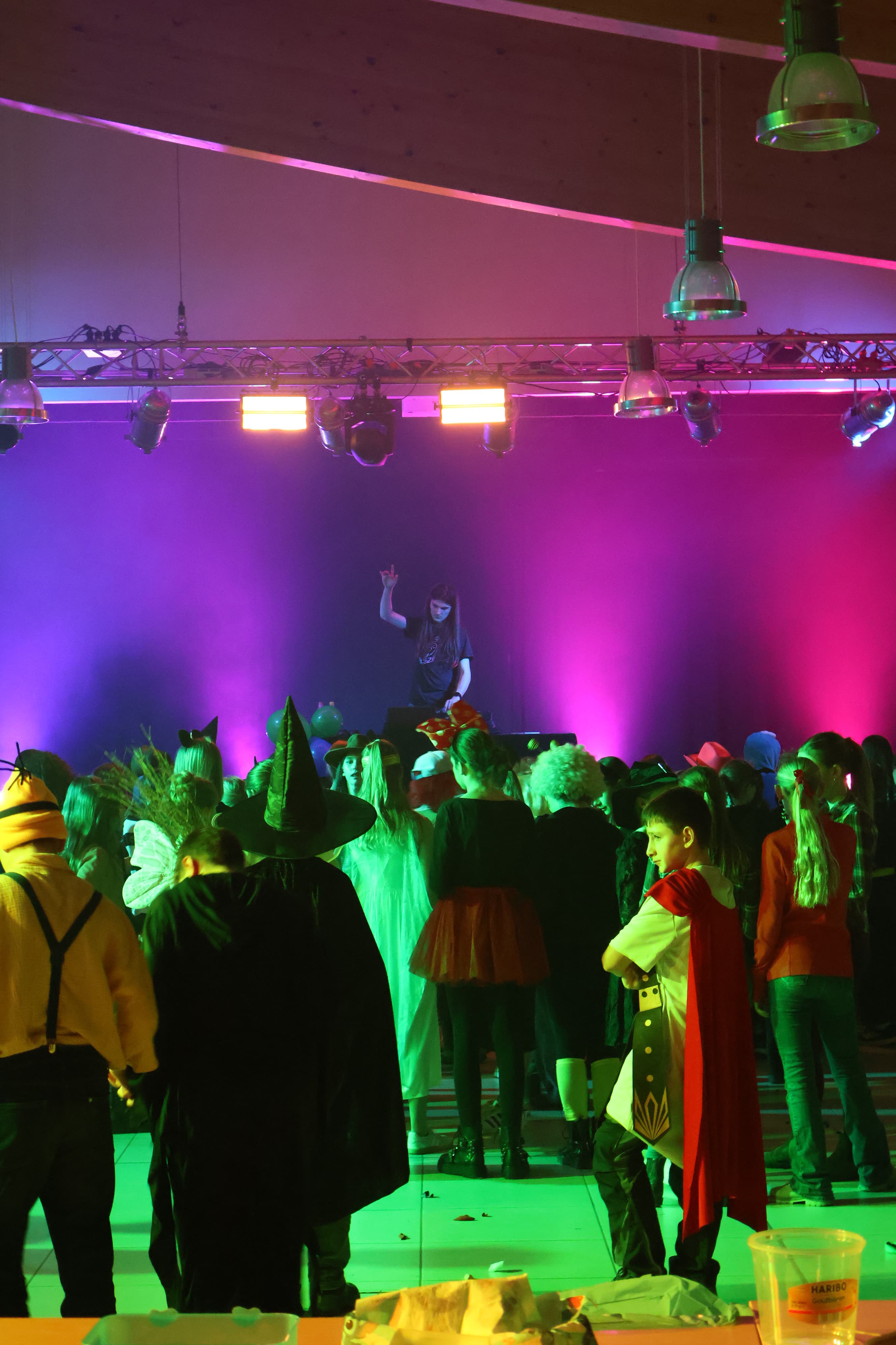 OperatorRet posiert hinter den Decks auf einer Big Stage